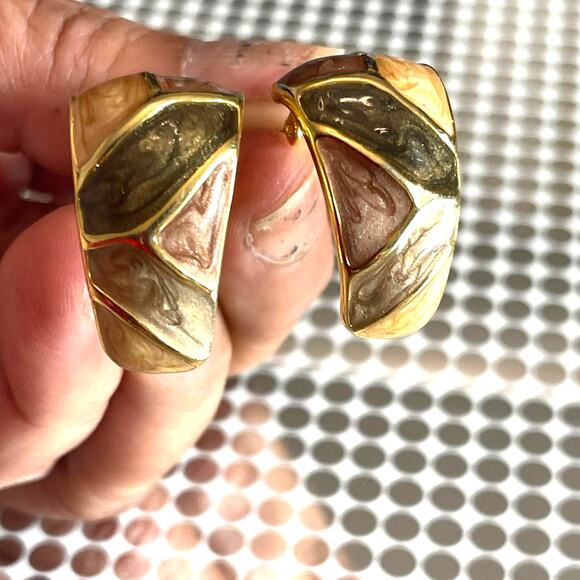 Vintage Gold Tone Beige Enamel Earrings Heavy Sturdy Clip On B#18 - Picture 7 of 10
